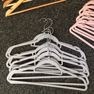 Hangers - Image 2