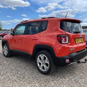 2015 Jeep Renegade Limited 4x4 with Heated Seats and Panoramic Sunroof - Image 4