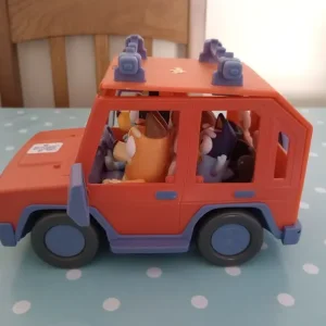 Bluey car and figures - Image 2