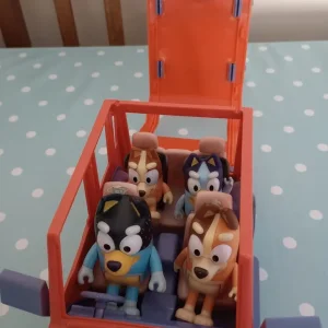 Bluey car and figures - Image 3