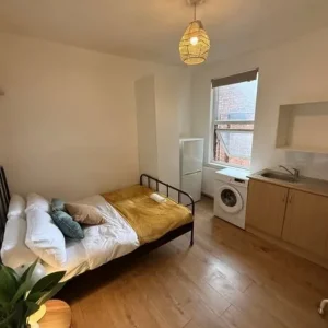 Cosy, Furnished Studio Flat – Available Now - Image 3