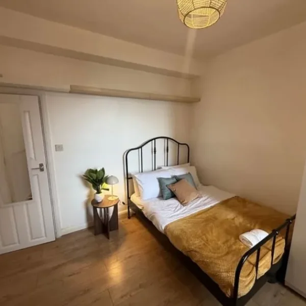 Cosy, Furnished Studio Flat – Available Now