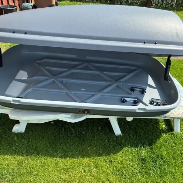 Large Halfords roofbox,
