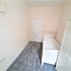 3 bedroom flat in a Worbeck Road, Penge, London - Image 2