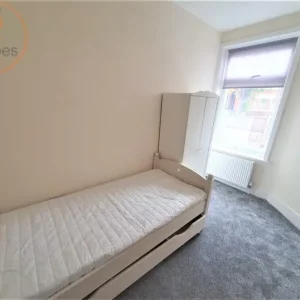 3 bedroom flat in a Worbeck Road, Penge, London - Image 3