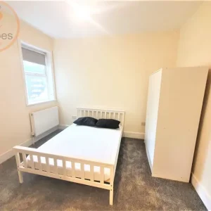 3 bedroom flat in a Worbeck Road, Penge, London - Image 4