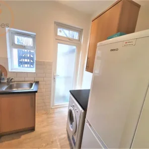 3 bedroom flat in a Worbeck Road, Penge, London - Image 6