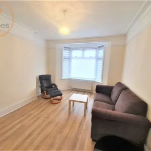 3 bedroom flat in a Worbeck Road, Penge, London - Image 8