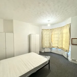 Shared room available now Postcode LU3 1JE - Image 2