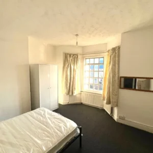 Shared room available now Postcode LU3 1JE - Image 3