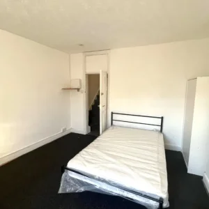 Shared room available now Postcode LU3 1JE - Image 4