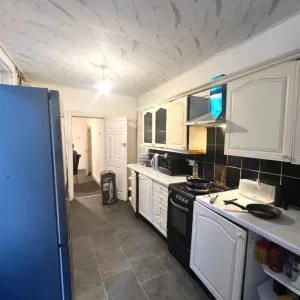 Shared room available now Postcode LU3 1JE - Image 5