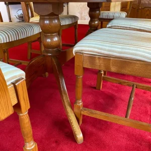 Oak dining table 2 carvers 4 chairs display unit - Image 3