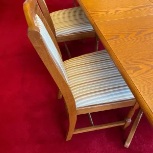Oak dining table 2 carvers 4 chairs display unit - Image 5