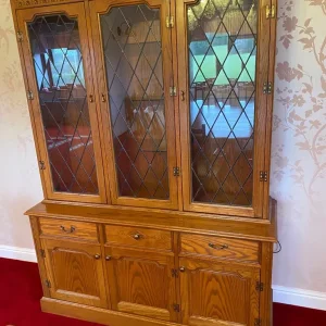 Oak dining table 2 carvers 4 chairs display unit - Image 6