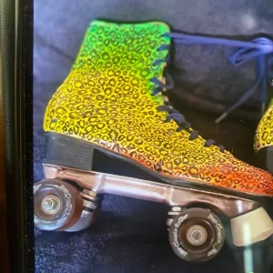 A ROLLER SKATE IN RASTA COLOURS £100 POUNDS ( uk size 8. )l