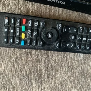 Lovely 32” Toshiba LED freeview TV, excellent condo with wall bracket. - Image 6
