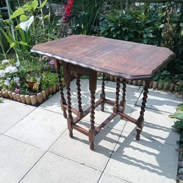 VINTAGE/ANTIQUE GATE LEG TABLE