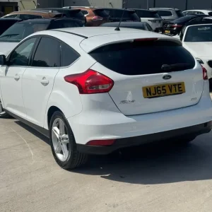 2015 Ford Focus 1.0T EcoBoost Zetec Euro 6 (s/s) 5dr HATCHBACK Petrol Manual - Image 4