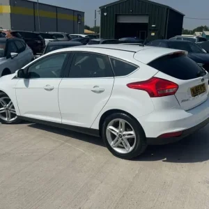 2015 Ford Focus 1.0T EcoBoost Zetec Euro 6 (s/s) 5dr HATCHBACK Petrol Manual - Image 7