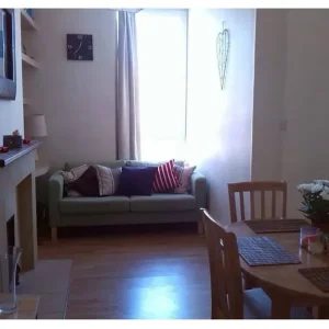 Bright 2 bed flat great location near aberdeen uni & ARI