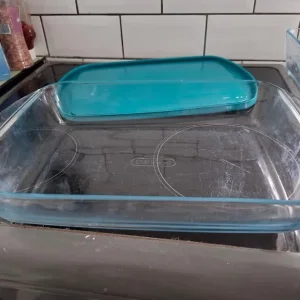 Large pyrex dish with handles and lid - Image 2