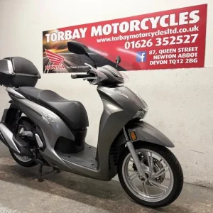HONDA SH350i SCOOTER IN SATIN SILVER 1 OWNER FSH 2022 BIKE JUST 8164 MILES - Image 2