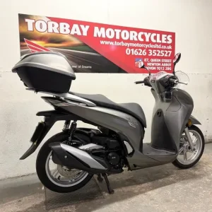 HONDA SH350i SCOOTER IN SATIN SILVER 1 OWNER FSH 2022 BIKE JUST 8164 MILES - Image 3