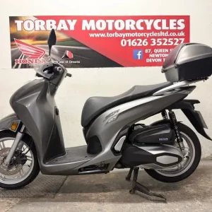 HONDA SH350i SCOOTER IN SATIN SILVER 1 OWNER FSH 2022 BIKE JUST 8164 MILES - Image 4