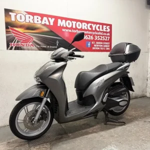 HONDA SH350i SCOOTER IN SATIN SILVER 1 OWNER FSH 2022 BIKE JUST 8164 MILES - Image 5
