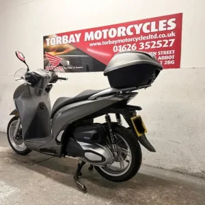 HONDA SH350i SCOOTER IN SATIN SILVER 1 OWNER FSH 2022 BIKE JUST 8164 MILES - Image 6
