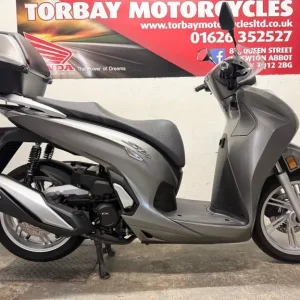 HONDA SH350i SCOOTER IN SATIN SILVER 1 OWNER FSH 2022 BIKE JUST 8164 MILES - Image 7