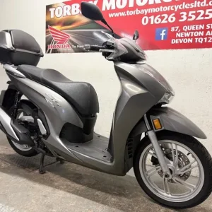 HONDA SH350i SCOOTER IN SATIN SILVER 1 OWNER FSH 2022 BIKE JUST 8164 MILES - Image 8
