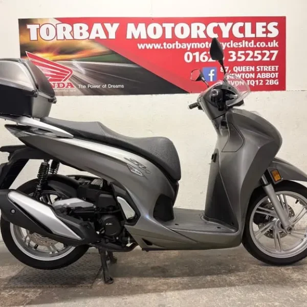 HONDA SH350i SCOOTER IN SATIN SILVER 1 OWNER FSH 2022 BIKE JUST 8164 MILES