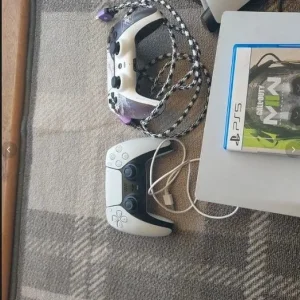 PS5 - 1 TB disc edition - 2 controllers - 2 games - ALL CABLES - Image 3