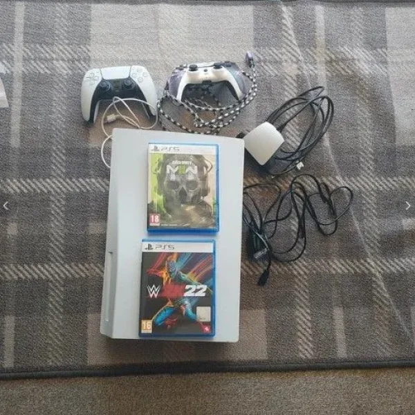 PS5 - 1 TB disc edition - 2 controllers - 2 games - ALL CABLES