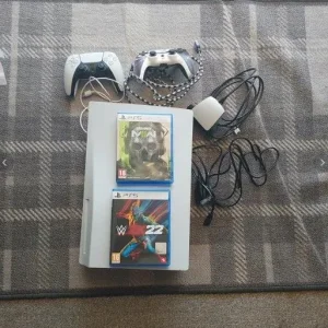 PS5 - 1 TB disc edition - 2 controllers - 2 games - ALL CABLES
