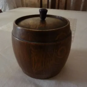 Wooden tobacco jar with metal lining
