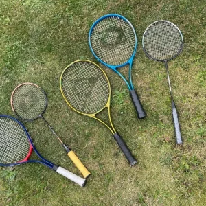 3 tennis rackets 2 badminton rackets