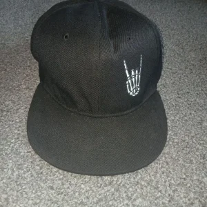 3x Mens Skull Snapback Hats like new worn once - Image 4