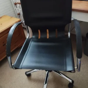 Black office/Desk Chair in Black/Chrome