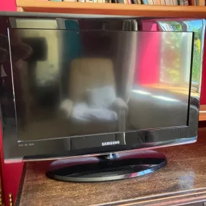 SAMSUNG 26” LED TV with remote control