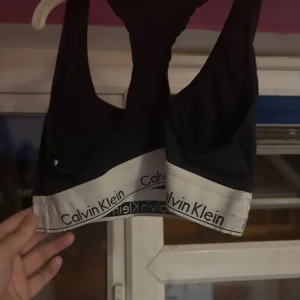 Calvin klein sports crop top size small - Image 2