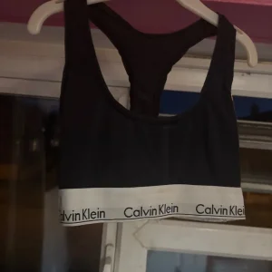 Calvin klein sports crop top size small