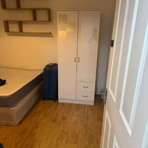 Two bedroom room - Image 2