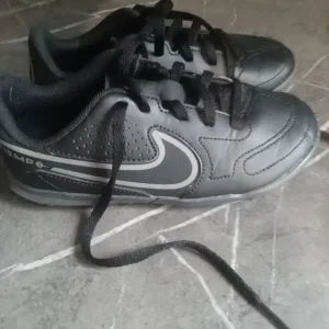 Kids nike tempo astro trainers size 12 - Image 2