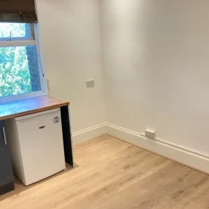 IncludesBills StudioType ShowerWC BedRoomOpenKitchenette Share Cooking Kitchen VeryNearTubeBusShops - Image 2