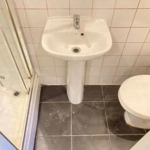 IncludesBills StudioType ShowerWC BedRoomOpenKitchenette Share Cooking Kitchen VeryNearTubeBusShops - Image 4