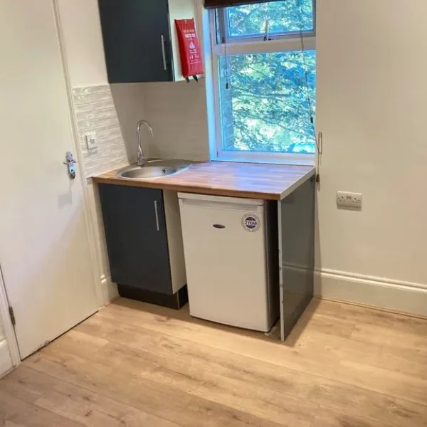 IncludesBills StudioType ShowerWC BedRoomOpenKitchenette Share Cooking Kitchen VeryNearTubeBusShops