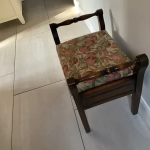 Beautiful upholstered piano stool - Image 3